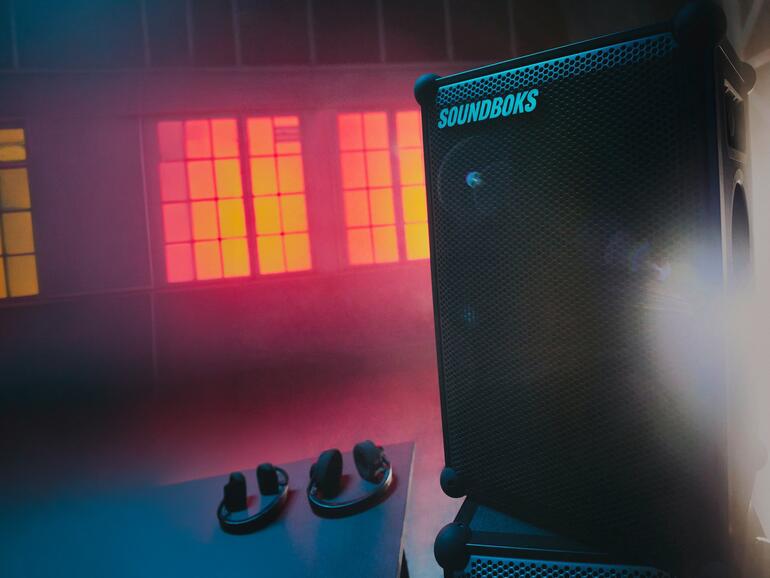 So richtig wohl fühlt sich die Soundboks auf Partys, Events und Hochzeiten. Erstaunlicherweise sorgt sie aber auch im Wohnzimmer für feinen, ausgeglichenen Sound.