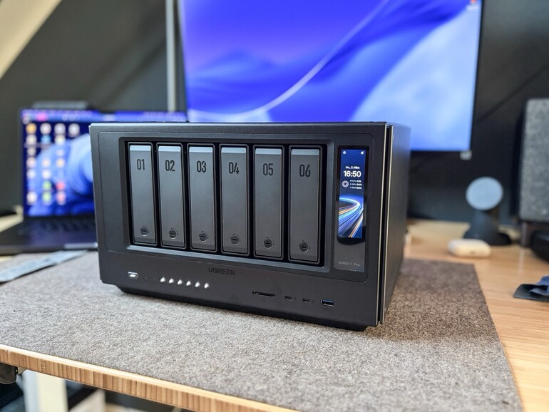 Hybrid-Konzept: Das iDX6011 Pro von Ugreen verwischt die Grenze zwischen klassischem Datenspeicher und einer leistungsstarken Workstation und richtet sich gezielt an professionelle Anwender und Studios, die für Medienbearbeitung und anspruchsvolle KI-Workflows maximale lokale Rechenleistung benötigen.