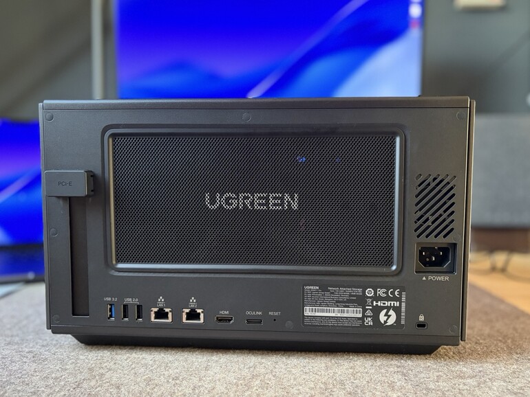 Maximale Konnektivität: Auf der Rückseite verfügt das Kraftpaket neben USB-Anschlüssen über zwei 10-Gigabit-Ethernet-Ports, einen OCuLink-Port zur Anbindung externer Grafikkarten und einen 8K-HDMI-Anschluss.