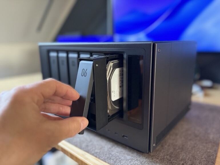 Werkzeuglose Einschübe: Sie setzen die Festplatte in den Rahmen und schieben den Tray mit einem Handgriff ein.