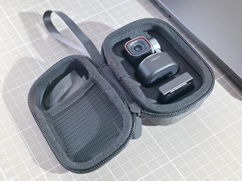 Die Tiny 3 von Obsbot ist teuer, kommt dafür aber auch mit einem praktischen Case.