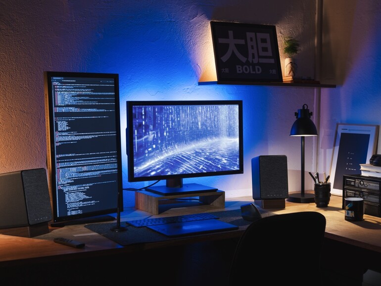 Klangstarkes Duo: Zwischen Code-Zeilen und Content-Creation – Onkyos GX-30ARC fügen sich nahtlos in das moderne Desktop-Setup ein und punkten mit Anschlussvielfalt.