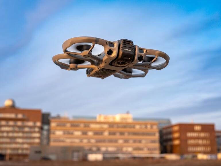 Die Avata 360 erlaubt auch Neulingen im Hobby rasante Flugmanöver. Je nach Intention lässt sie sich ganz klassisch fliegen oder aber „FPV“, also mit Tunnelblick direkt aus der Perspektive der Drohne heraus.