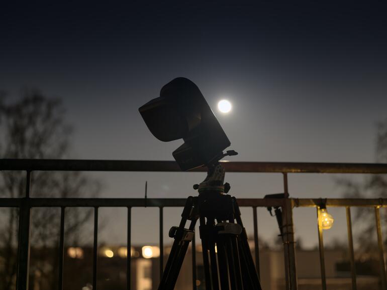 Astrofotos auf Knopfdruck: Das Seestar S50 kombiniert ein Teleskop, eine Kamera, eine Nachführung, ein elektrisches Filterrad und einen Steuercomputer in nur einem Gerät.