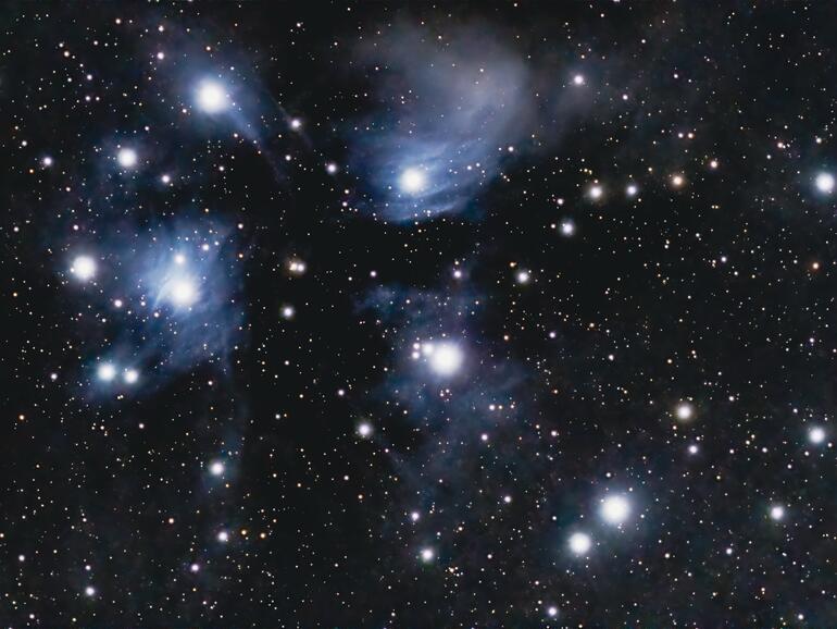 Das erste Licht auf dem Sensor unseres S50 stammt von Messier 45, den Plejaden, hier mit etwas über zwei Stunden Integrationszeit.