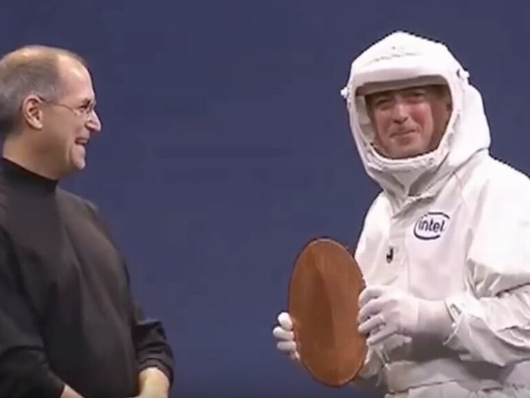 Ein kluger Schritt, aber schon damals ein merkwürdiger Auftritt: Paul Otellini übergibt Steve Jobs einen Silizium-Wafer.