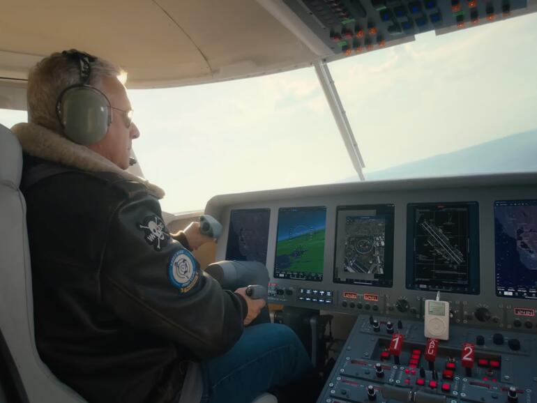 Phil Schiller bei seinem letzten großen Auftritt für Apple als Pilot im Intro-Video zur WWDC 2024.