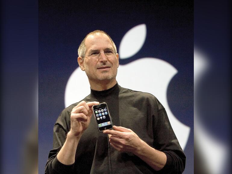 Genialer Kniff: Jobs kündigte zunächst drei verschiedene Produkte an, die er dann als ein einziges Gerät namens iPhone präsentierte.