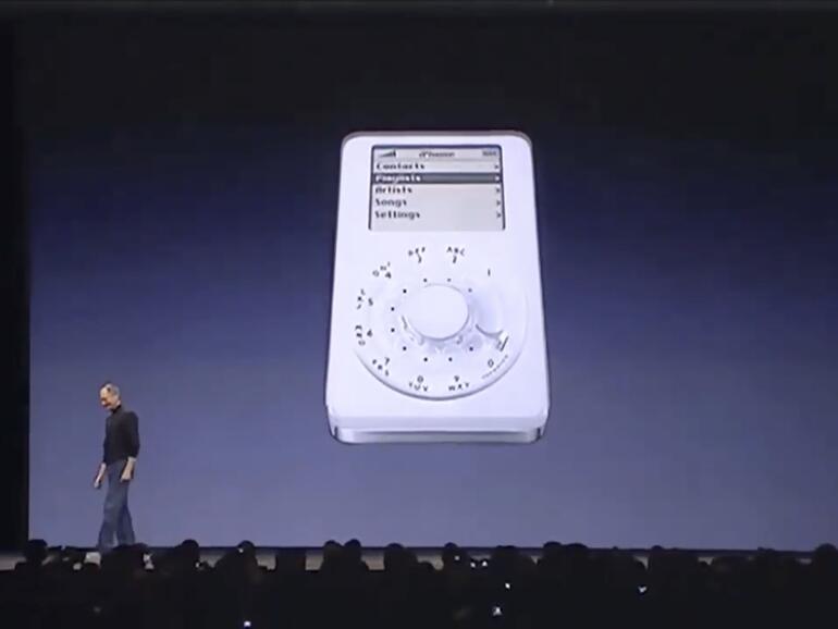 Die Präsentation des ersten iPhone ist gespickt mit Scherzen wie dieser Montage eines iPod mit Wählscheibe als „Enthüllung“ des neuen iPhone.
