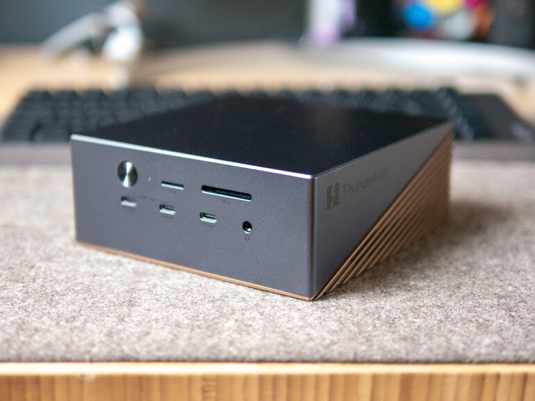 Vorn gut zu erreichen: Kartenslots, Kopfhörer-Anschluss und USB-C-Ports.