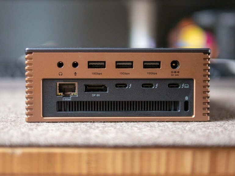 Hinten finden sich die übrigen Anschlüsse. Was es nicht gibt ist HDMI, was aber zu verschmerzen ist.
