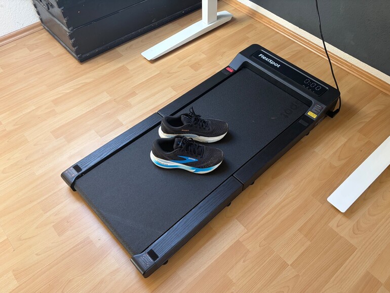 Aufgeklappt ist das PortaGo schnell einsatzbereit und passt gut unter einen höhenverstellbaren Schreibtisch.