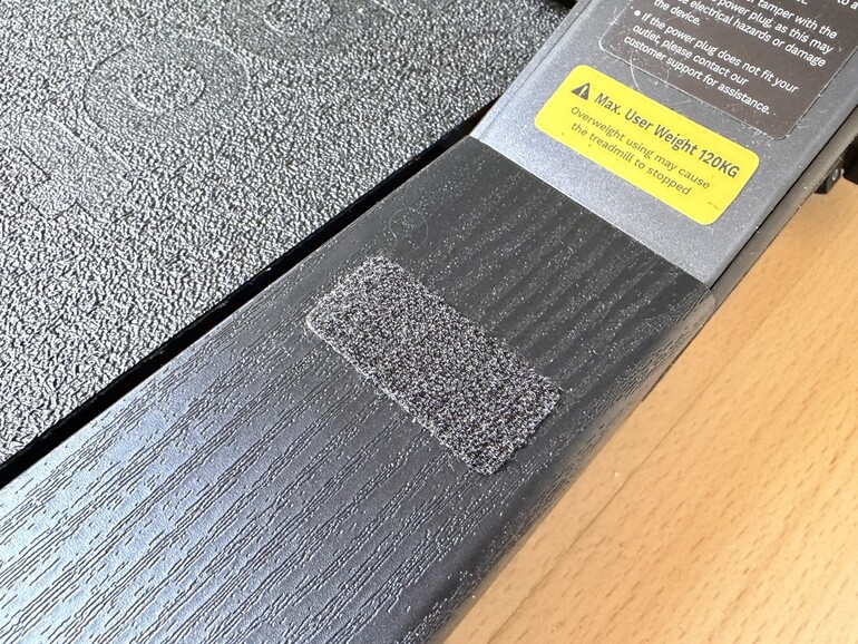 Das Klettband hält das Walking Pad im geklappten Zustand zusammen, wirkt optisch und haptisch aber wenig hochwertig.