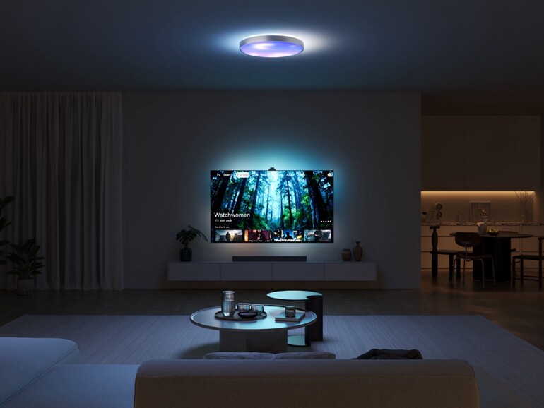 Die Govee Ceiling Light Ultra setzt nicht nur die Decke in Szene, sondern ergänzt auch TV- und Ambientebeleuchtung mit einem stimmigen Lichtbild.