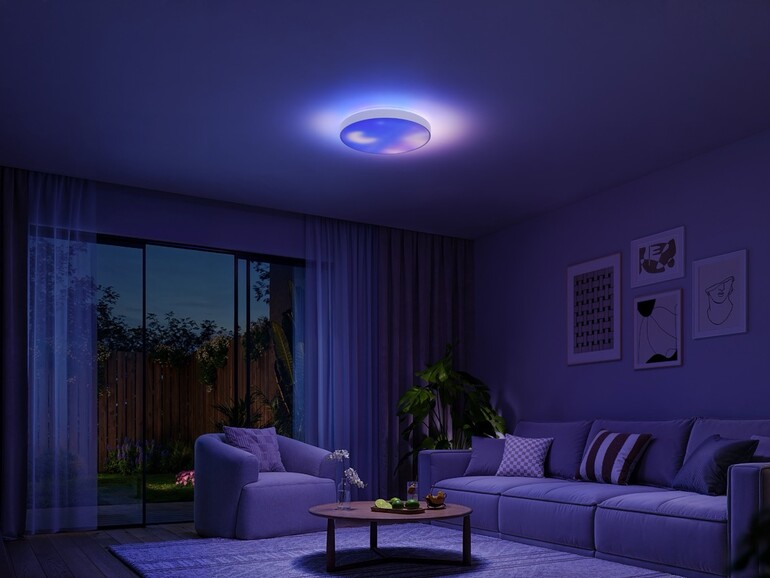 Ihre Stärke zeigt die Lampe bei farbigen Szenen, die Decke und Raum deutlich lebendiger wirken lassen als bei gewöhnlichen Smart-Lights.