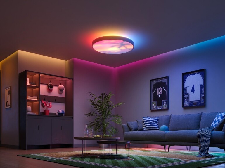 Ihre Stärke zeigt die Lampe bei farbigen Szenen, die Decke und Raum deutlich lebendiger wirken lassen als bei gewöhnlichen Smart-Lights.