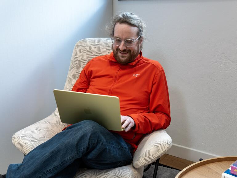 Auf dem Schoß macht das MacBook Neo eine ebenso gute Figur wie auf dem Schreibtisch. Das Gewicht: wenig mehr als 1 Kilogramm.