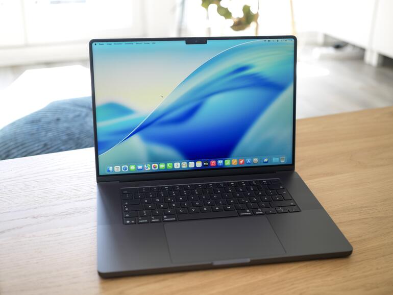 Das MacBook Pro ist zeitlos schön. Unter der Haube steckt jede Menge Power, bereits der M5 Pro dürfte viele Anwender mit anspruchsvollen Aufgaben vollauf zufriedenstellen.