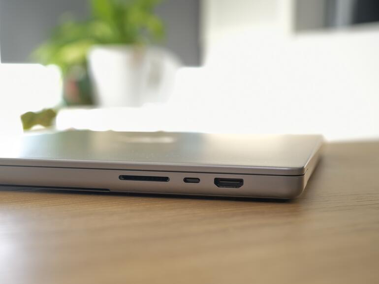 So toll USB-C auch ist: Manche Schnittstellen möchte man dann doch lieber separat wissen – etwa eine HDMI-Buchse. Fotografen erfreuen sich indes am integrierten Kartenleser.