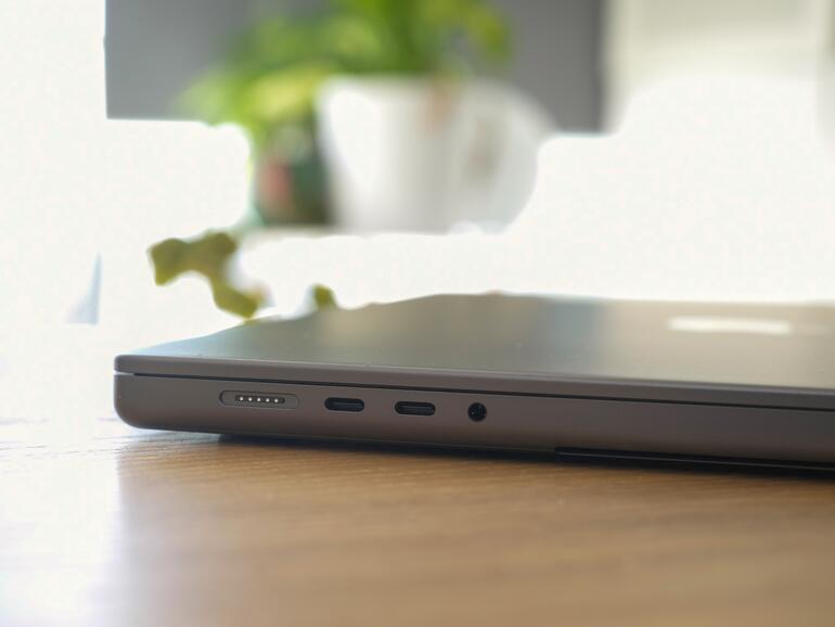 MagSafe erlaubt das Laden des MacBook Pro ohne feste Steckverbindung, was die Ladestrippe als potenzielle Stolperfalle entschärft.