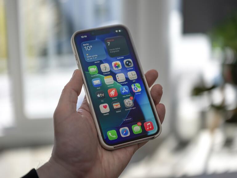 Hellrosa und handlich: Das iPhone 17e ist ein Handschmeichler und angenehm unauffällig. Auf dem Foto steckt das Gerät in einer griffigen Silikonhülle von Apple-Tochter Beats.
