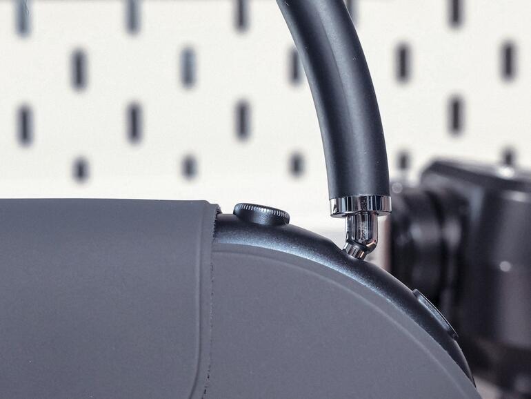Der „Digital Crown“ betitelte Drehknopf beherrscht einen neuen Trick: Mit ihm lässt sich die iPhone-Kamera aus der Ferne auslösen. Kleine, aber feine Details zeigen sich auch bei Siri: Anrufe lassen sich auf den AirPods Max 2 per Kopfgesten...