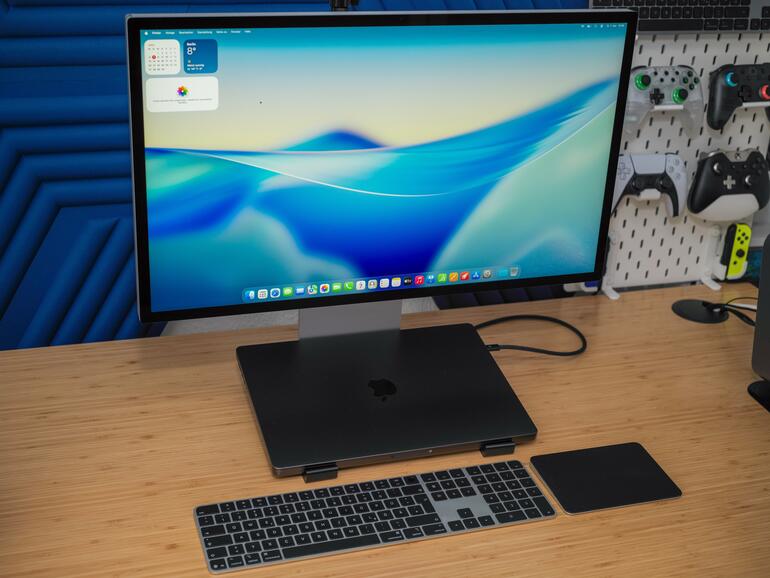 Das Studio Display XDR am MacBook Pro: So geht aufgeräumter Schreibtisch. Ein einziges Thunderbolt-5-Kabel genügt für 5K bei 120 Hertz und bis zu 140 Watt Ladeleistung.