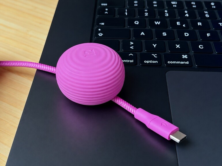 Electric Fuchsia statt Space Grau: Wer möchte, bringt mit dem CableStay Farbe auf den Schreibtisch.
