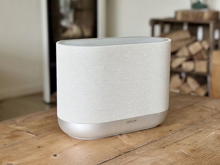 Der Denon Home 400 setzt auf eine wohnzimmertaugliche Optik mit Stoffbezug und zurückhaltendem Design.