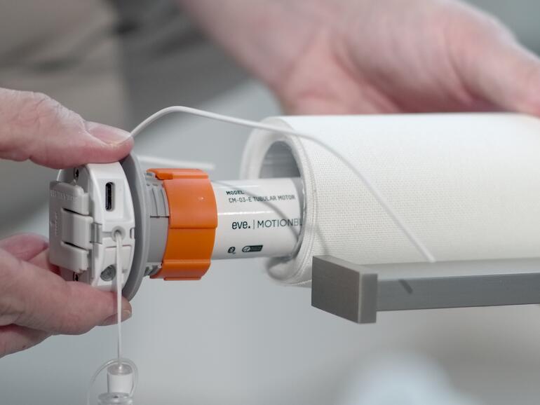Eine knappe Viertelstunde reicht: Der Motor des Motionblinds Upgrade Kit wird einfach in das alte Rollo eingeschoben – viel mehr ist nicht zu tun.