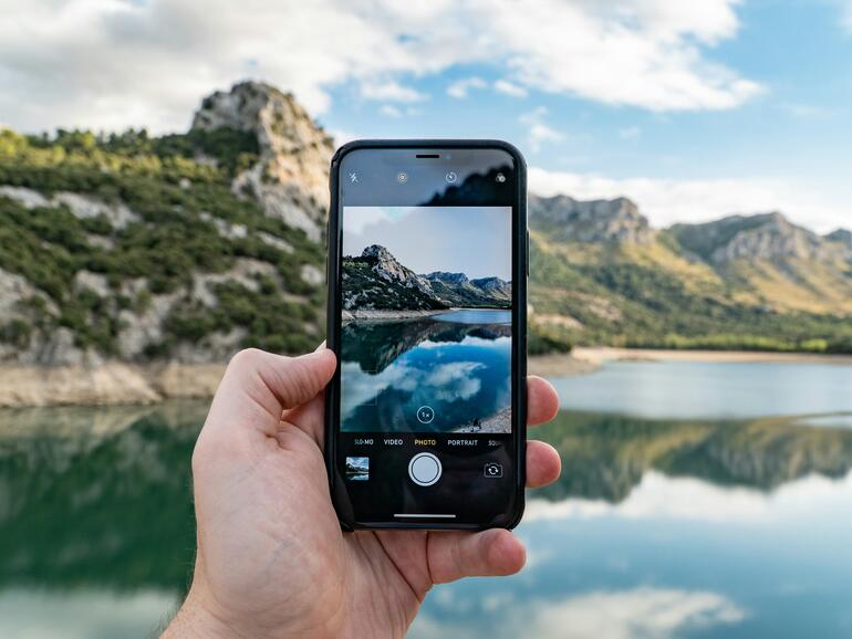 Du willst mit der Betätigung des Auslösers mit dem iPhone niemanden nerven? Wir verrraten dir, wie du den Tons ausstellst.
