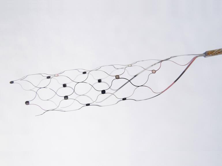 Die Stentrode von Synchron ist ein Elektrodenarray, das motorische Signale in den Blutgefäßen des Gehirns erfasst.