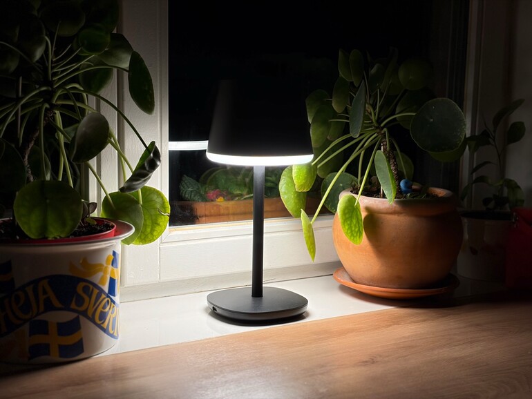 Im Test überzeugt die Table Lamp Classic mit sauberem Weißlicht – der LED-Streifen unter dem Schirm leuchtet gleichmäßig und ohne sichtbare Hotspots.