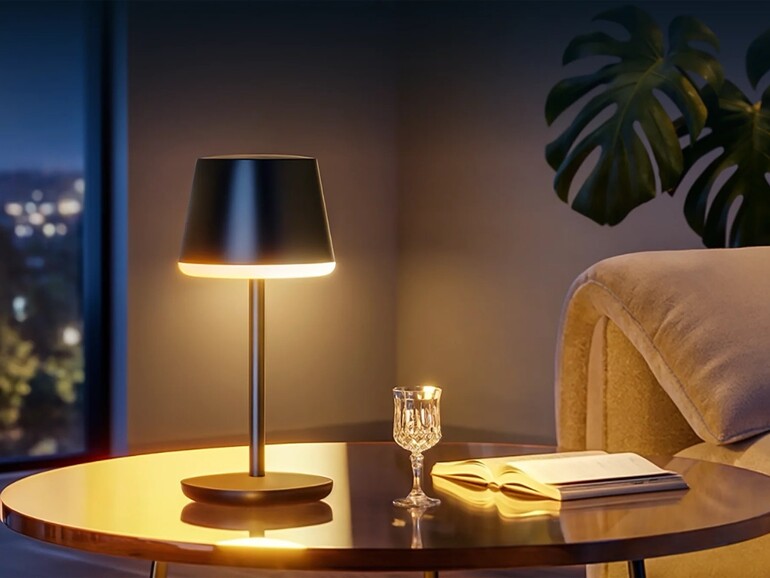 Im warmweißen Modus (2.700 Kelvin) verbreitet die Lampe eine angenehm wohnliche Atmosphäre – ideal für den Abend auf dem Sofa.