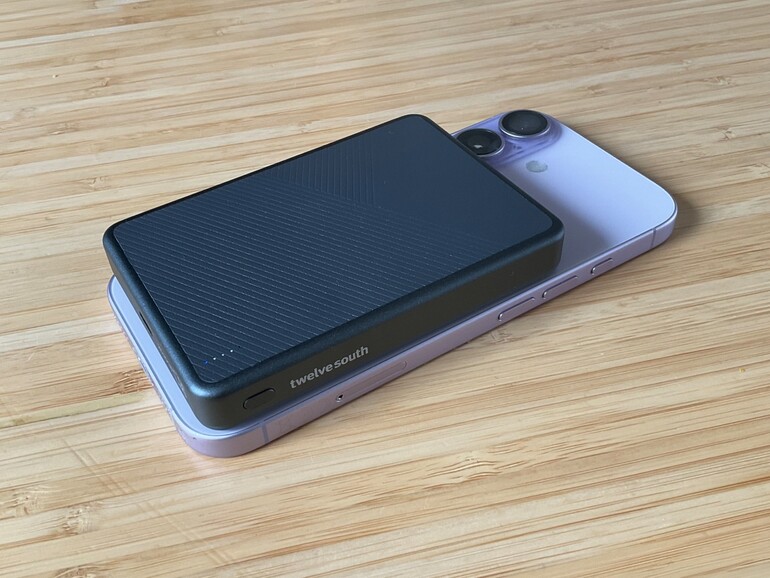 Die PowerCapsule sitzt per MagSafe sicher auf der Rückseite des iPhone – der Ladevorgang startet automatisch, ohne Knopfdruck.