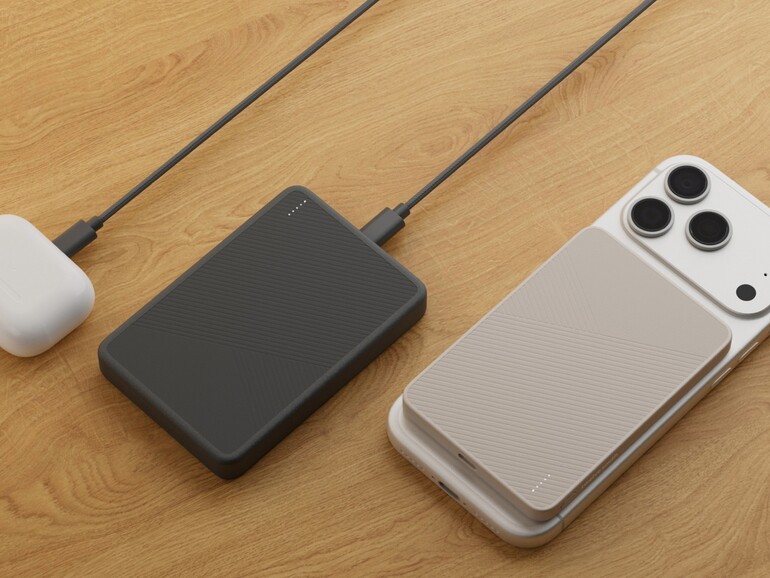 Die PowerCapsule ist in den Farben „Slate" und „Dune" erhältlich. Über den USB-C-Anschluss lassen sich auch Geräte ohne MagSafe laden – zum Beispiel AirPods.