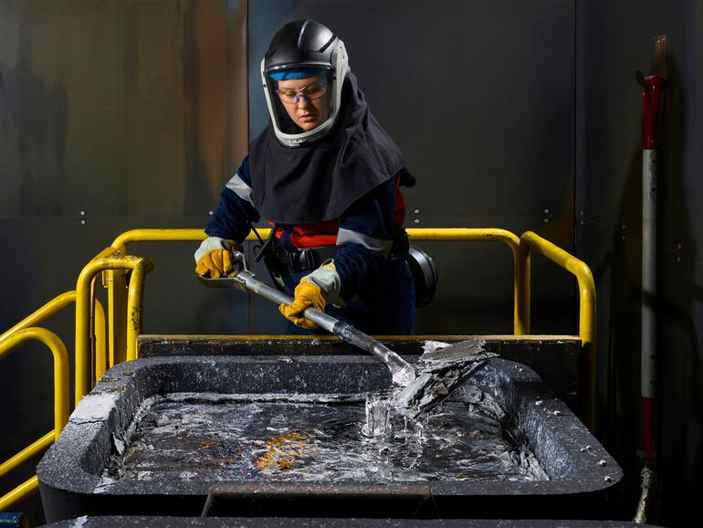 Aluminium kommt in vielen Apple-Produkten zum Einsatz, doch das Unternehmen investiert zunehmend in eine CO2-freie Herstellung dieses Metalls.