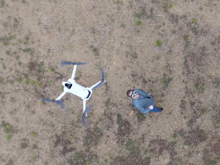 Pilot hier, Drohne dort und stets mit Spotter unterwegs: Unter der Brille ist man beim Fliegen ganz bei der A1.