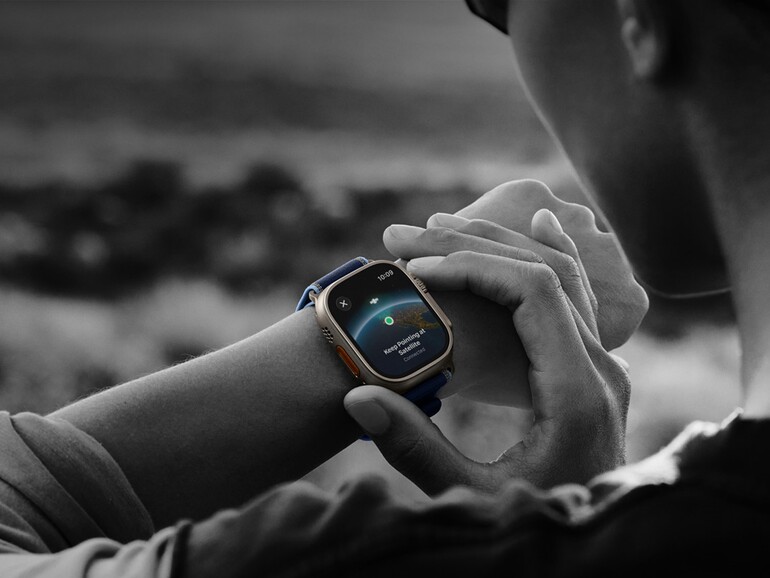 Apple Watch Ultra 3 am Handgelenk eines Athleten in Outdoor-Umgebung.