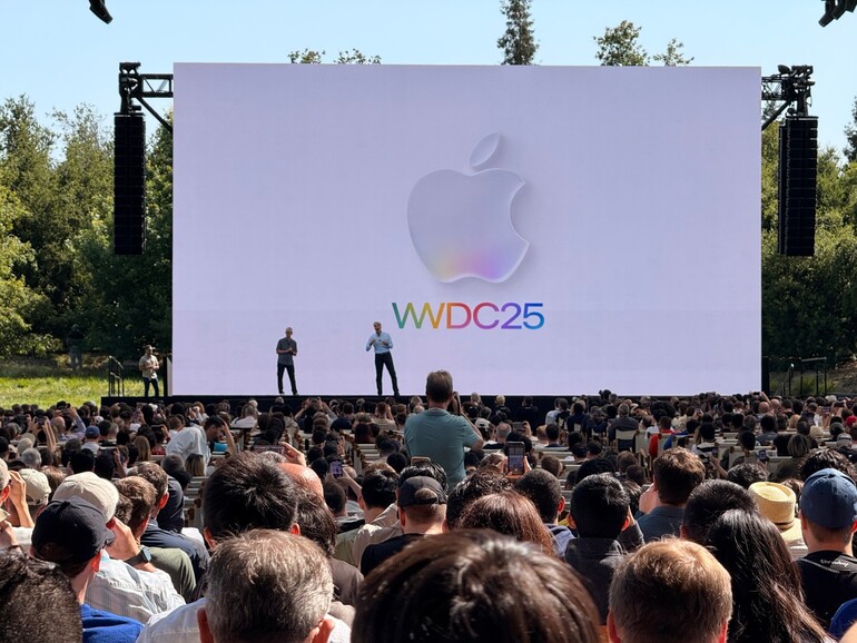 Publikum und Bühne bei der WWDC 2025 in Apple Park.