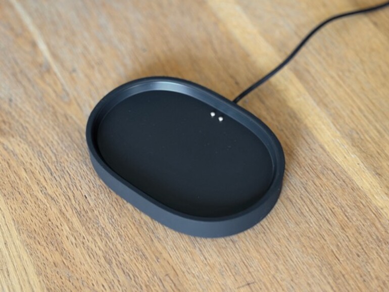 Die mitgelieferte Ladeschale macht den Play zum Heimspeaker: einfach draufstellen, Kabel ran – fertig. Ein Netzteil liegt allerdings nicht bei.