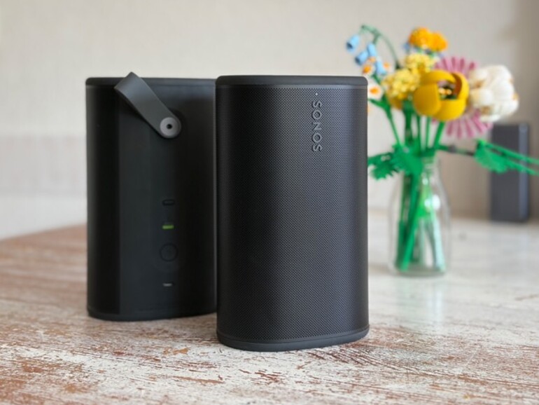 Zwei Play-Speaker, zwei Perspektiven: Vorne der schicke Auftritt fürs Wohnzimmer, hinten die Technik fürs Unterwegs. Als Stereo-Paar klingen die beiden deutlich besser als jeder für sich.