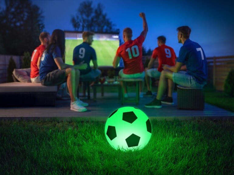 Die Eve Flare mit Stickern im Garteneinsatz: Dank IP65-Schutz und bis zu sechs Stunden Akkulaufzeit funktioniert die LED-Leuchte auch problemlos im Freien.