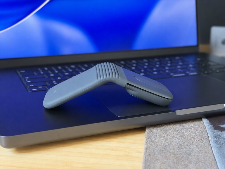 Die Mobi Fold auf dem MacBook-Trackpad – genau dort, wo sie das Trackpad ersetzen soll. Der Bogen erinnert unweigerlich an Microsofts Arc Mouse.