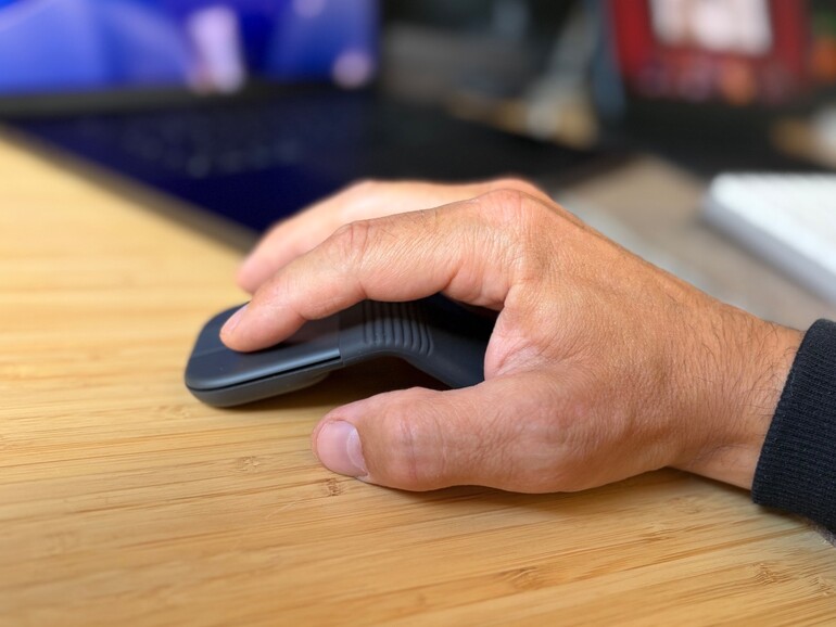Wer die Maus mit der ganzen Handfläche umschließt, kommt gut zurecht. Fingertipp-Nutzer hingegen suchen vergeblich nach einer natürlichen Auflageposition.