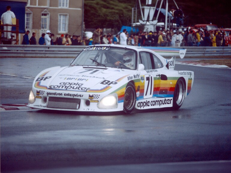 Garretsons Porsche 935 K3 im Regenbogendress auf dem „Circuit de la Sarthe“ in Frankreich.