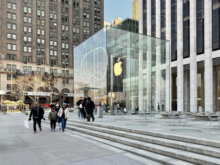 Ich habe für das Team der Mac Life gleich zwei der Brillen in New York gekauft – der Apple Store an der 5th Avenue war zu diesem Zeitpunkt mit der Silhouette einer übergroßen Vision Pro geschmückt.
