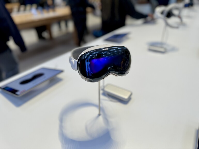 Die Vision Pro ist seit Sommer 2024 auch in Deutschland erhältlich. Große Verbreitung fand sie nicht – was schade ist, denn sie ist wahrlich Apples fortschrittlichstes Produkt.