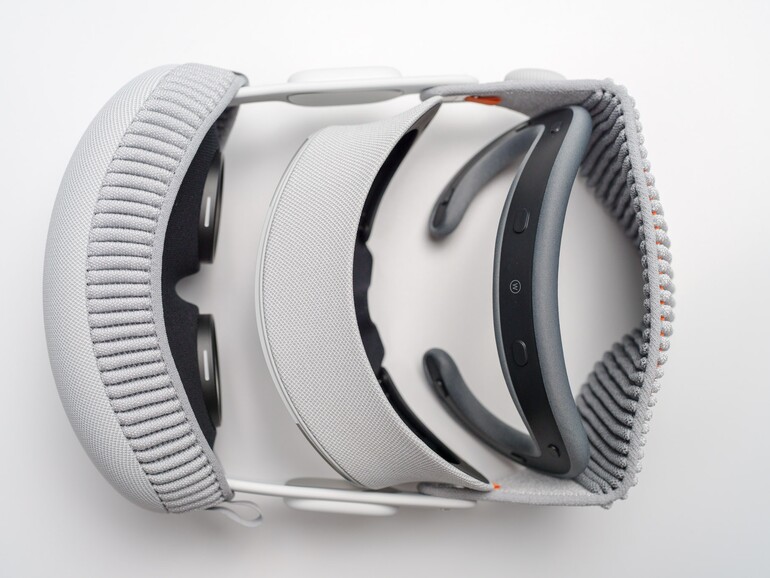 Die Vision Pro wird beim Kauf an die Kopfform des Kunden angepasst. Apple bietet die sogenannte Lichtdichtung und das Lichtdichtungspolster in verschiedenen Größen an, zudem gibt es verschiedene Kopfbänder. Brillenträger können sich Einsätze mit Zeiss-Gläsern anfertigen lassen.