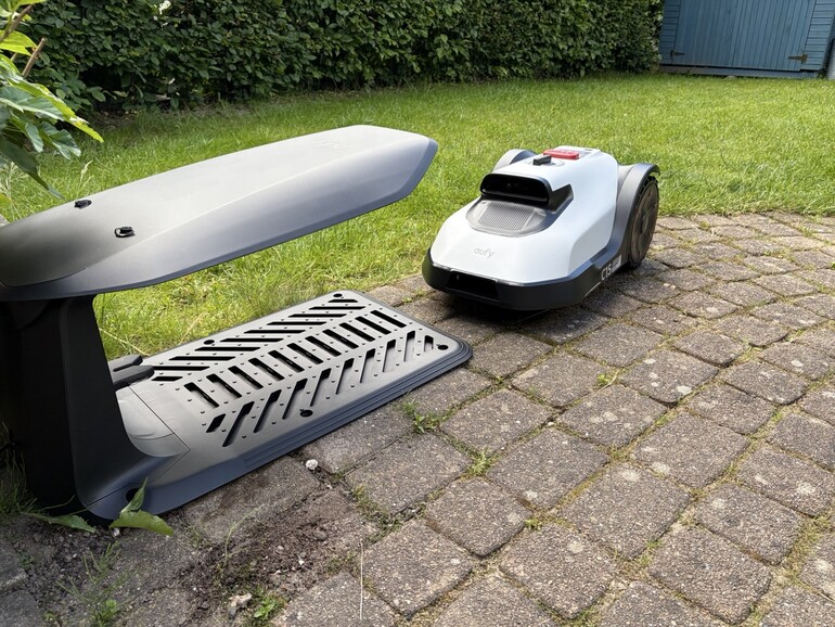 Die Garage ist optional und kostet 100 Euro Aufpreis – sie schützt den Roboter vor Witterung und gibt dem Setup einen aufgeräumten Abschluss.